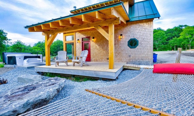 Ellsworth Cabina | River Views | Private Hot Tub | The Cherry Cabin