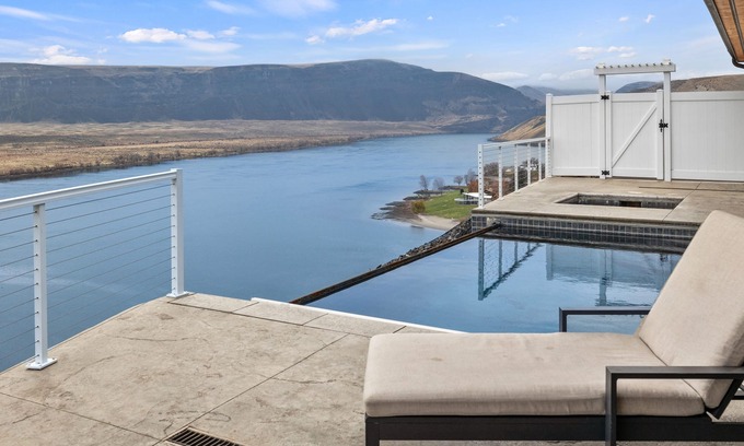 Quincy Casa | River Views w/Infiniti pool/Htub. 180 degree views of the Columbia River.