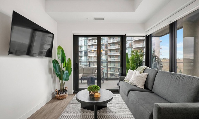Eau Claire Apartamento | River Views w XL Patio, Parking, Office, 2BR