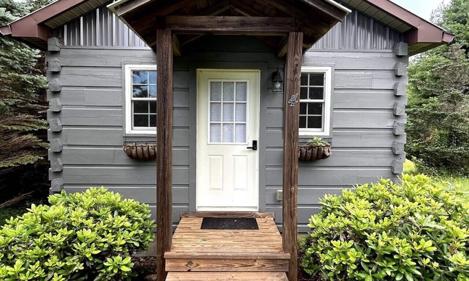 Meadows Of Dan Cabina | River Walk Cabins: Flower Cabin