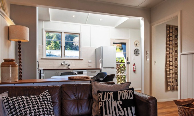 Nelson Casa | River Walk Cottage - Nelson's Charming Riverside Retreat