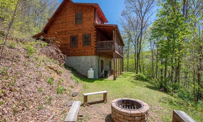 Todd Cabina | River Walk - New River Front Log Cabin in Todd - 30 Min to Skiing/Tubing