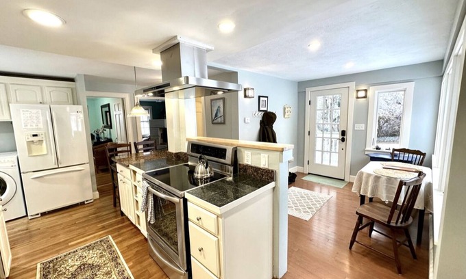 South Eliot Casa | River walk private woods perennial gardens patio and grill 4 bedrooms 2 bathroom