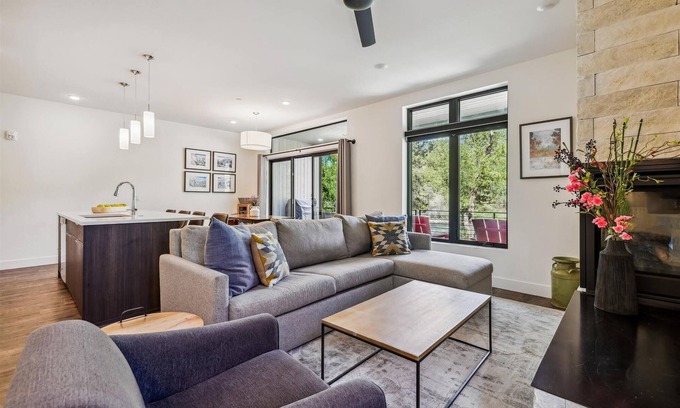 Willow Grove Condominio | River West 814-Experience comfort & adventure. A spacious condo with stunning mountain views.