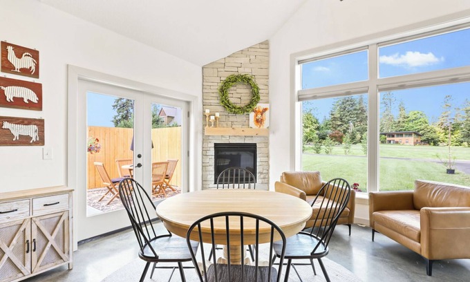 Newberg Casa | River Wine Farmhouse