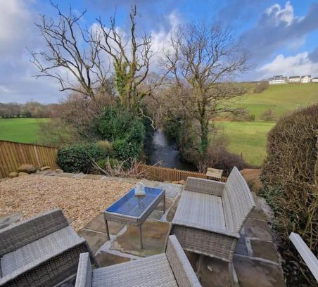Llanedy Casa | Riverbank Cottage, Dog Friendly. Swansea, Llanelli