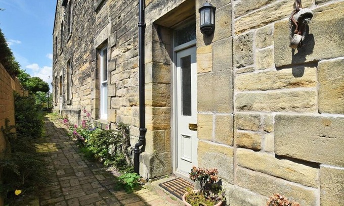 Alnmouth Cabaña | RIVERBANK COTTAGE, pet friendly, with open fire in Alnmouth