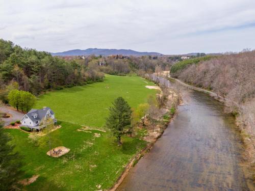 Jefferson Casa | Riverbank Retreat