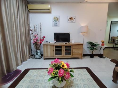 Kampung Surabaya Apartamento | RIVERBANK SUITE with riverfront mountain DUN view