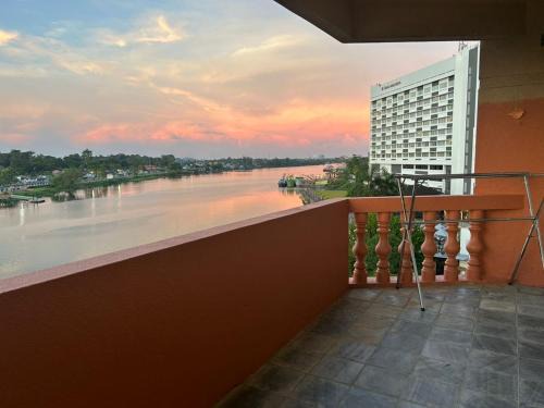 Kampung Surabaya Apartamento | Riverbank suites 1008