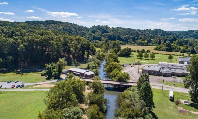 Ellijay Casa | RiverBarn Retreat in Wonderful Ellijay: Cozy Room with WiFi, Sunroom, & AC