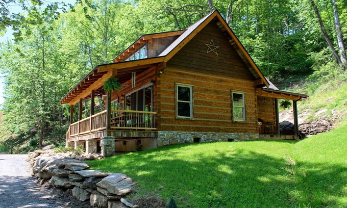Waynesville Cabina | Cabaña Riverbend! Una nueva cabina de registro de lujo frente al mar privado.