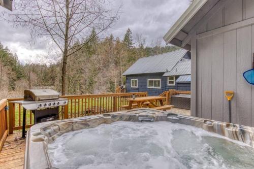 Zigzag Casa | Riverbend Retreat 3 - Riverfront, Hot Tub, BBQ Pet Friendly