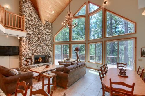 North Wawona Casa | Rivercrest Lodge with Hot Tub-Pool Table-Firepit