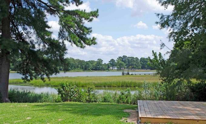 Portsmouth Casa | Rivercrest Retreat | River Front | 3 beds 2 baths
