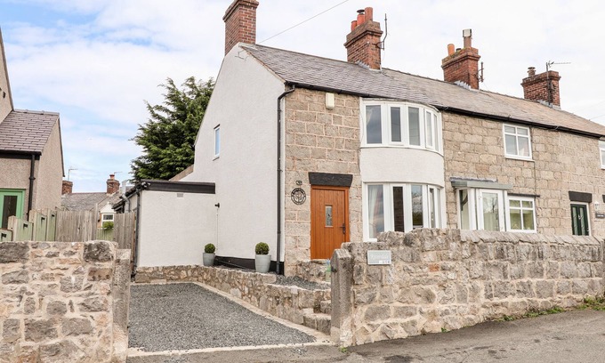 Rhuddlan Cabaña | RIVERDALE, pet friendly, character holiday cottage in Rhuddlan