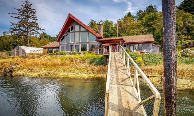 Kernville Casa | Riverfront 3BR w/Dock—Siletz Sanctuary II 30+ Nights Lincoln City & Depoe Bay