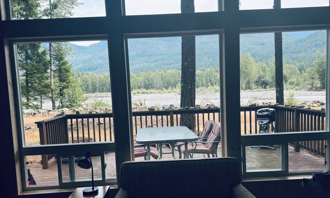 Packwood Cabina | Riverfront and mountain view cabin with WiFi in Packwood