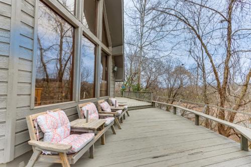 Treece Casa | Riverfront Baxter Springs Home with Deck and Grill!
