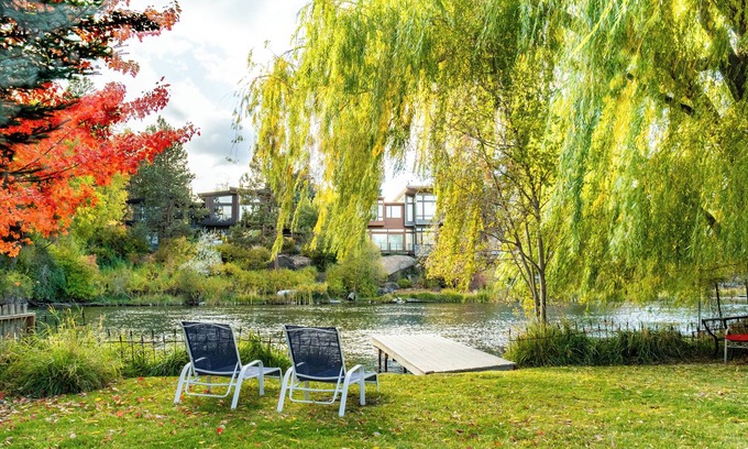Old Bend Casa | Riverfront Bend by AvantStay | Private Dock+Kayaks, Large Yard w/ Views, Hot Tub