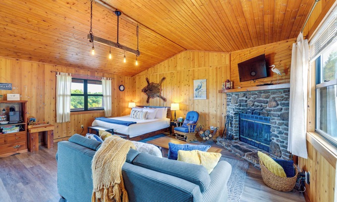 Berryville Cabina | Riverfront Berryville Retreat w/Fire Pit & BBQ!