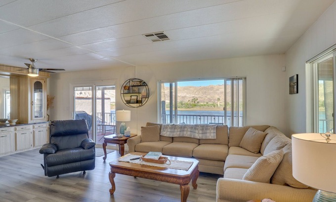 Bullhead City Casa | Riverfront Bullhead City House w/ Balcony!