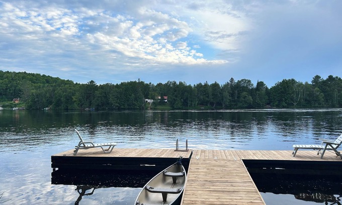 Notre-Dame-du-Laus Cabaña | Riverfront cozy getaway