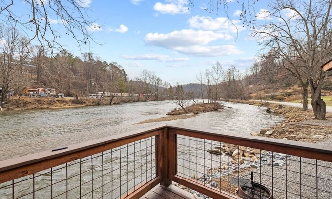 Sylva Casa | Riverfront Cabin, Fish, Hike & 5 Min to Sylva