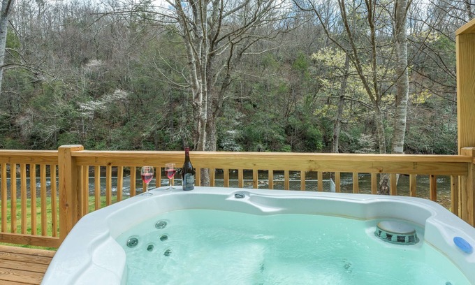 Burnsville Cabina | Riverfront Cabin, Hot tub, Fire Pit, Grill, Wi-Fi, Private, Fishing, Swimming