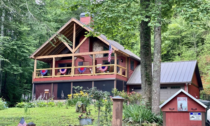 Helen Cabina | Riverfront Cabin by downtown Helen! Hot Tub,FirePit,Arcade Games & Private Park!