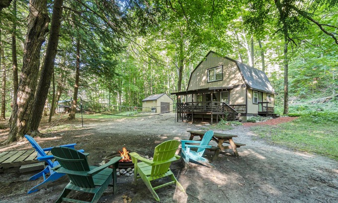 Frankfort Casa | Riverfront cabin on the Betsie with private dock, kayaks & bikes - 2 dogs OK