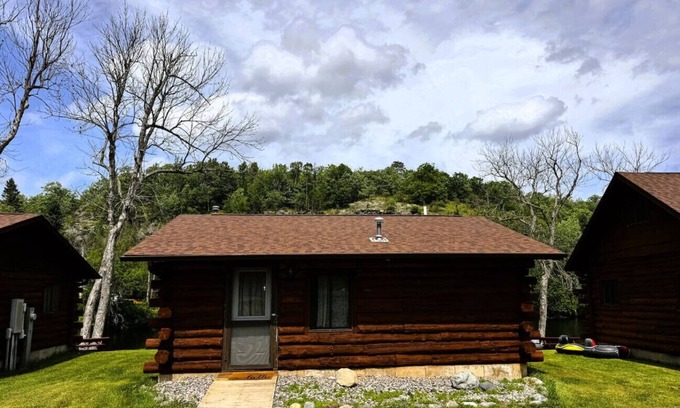 Crystal Falls Cabina | Riverfront Cabin #4.