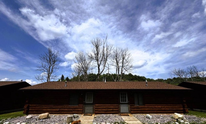 Crystal Falls Cabina | Riverfront Cabin #3.