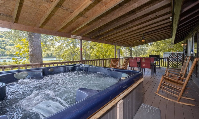 Boswell Cabina | Riverfront Cabin with Bluff Views Covered Deck and Hot Tub