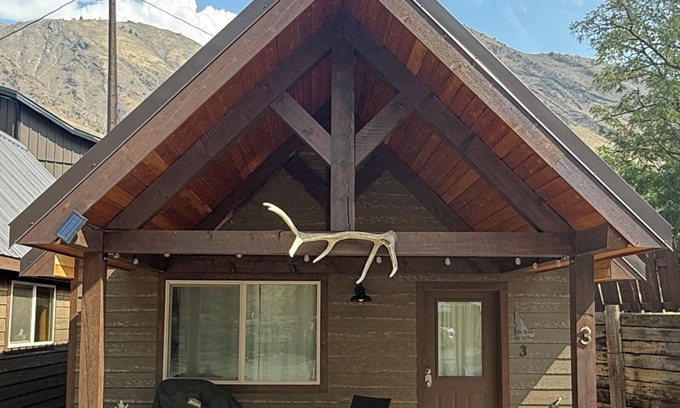 Riggins Cabina | Riverfront Cabin w/Loft in Riggins - Cozy Getaway!