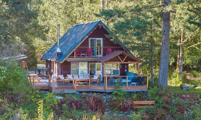 Gold Bar Cabina | Riverfront Cabin w/Views-Hot Tub,AC,Pets