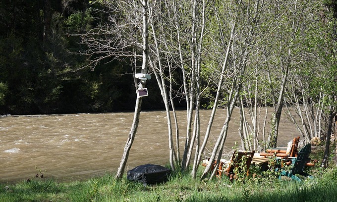 Somerset Cabina | Riverfront cabin with hot tub tucked away in the mountains