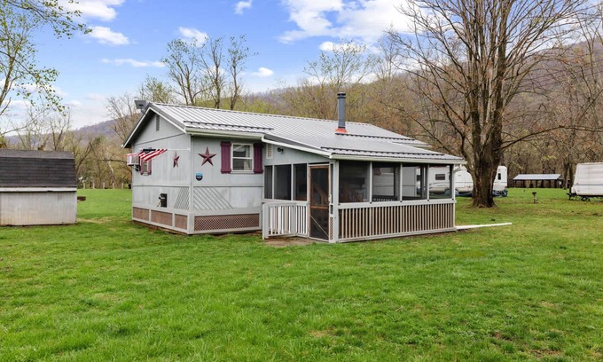 Points Chalet De Esquí | Riverfront Cabin, Wood Stove, Fire Pit & Grill