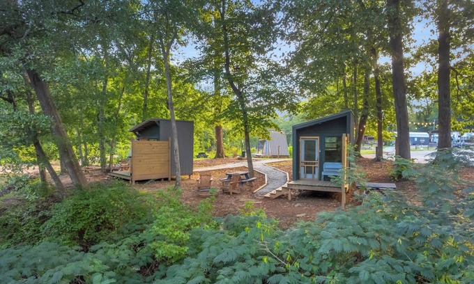 Greenville Cabina | Riverfront Camping Pod, W/Bath House, Min to DT