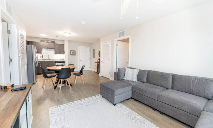 Tuscaloosa Condominio | Riverfront Comfort Meets Tuscaloosa Convenience – Stay at Crimson Riverside Escape! (Exclusive VI...