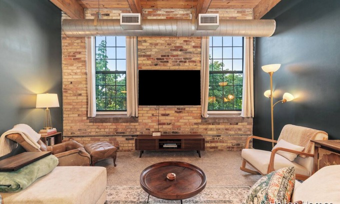 Grand Rapids Condominio | Riverfront Condo for Professionals with Workspace & Prime Medical Mile Access.