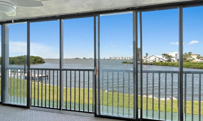 Cocoa Isles Condominio | RIVERFRONT CONDO LIVING! Marvelous 2-bedroom condo in Cocoa Beach