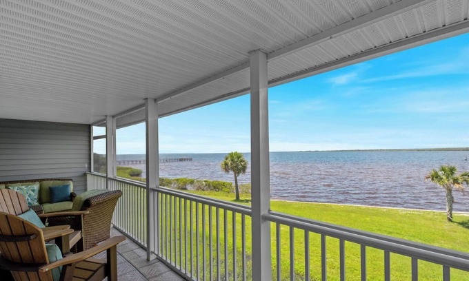 Port Charlotte Apartamento | Riverfront Condo w Water Views-Heated Pool