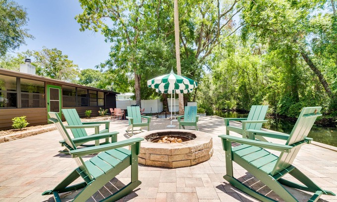 Homosassa Cabaña | Riverfront Cottage in Homosassa: 'Chateau Relaxo'