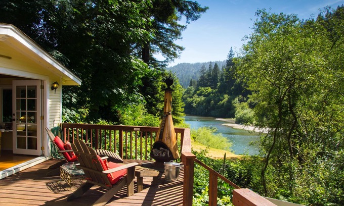 Northwood Cabaña | Riverfront Cottage en Sonoma Wine Country | Acceso a la playa y al río | Perro amistoso