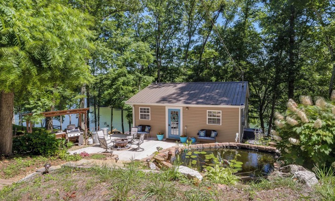 Van Buren County Cabaña | Riverfront Cottage Near Rock Island State Park