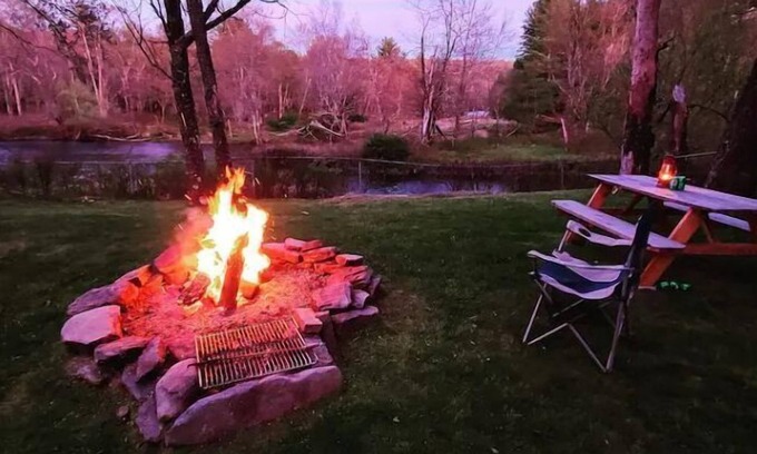 Gouldsboro Cabaña | Riverfront cottage. Hiking, fishing, relaxing, pet friendly !