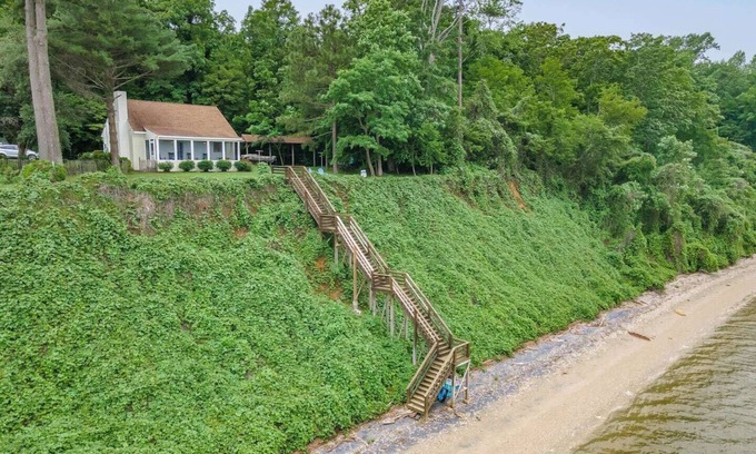 Surry Cabaña | Riverfront Cottage w/ Private Beach Near Wmsburg