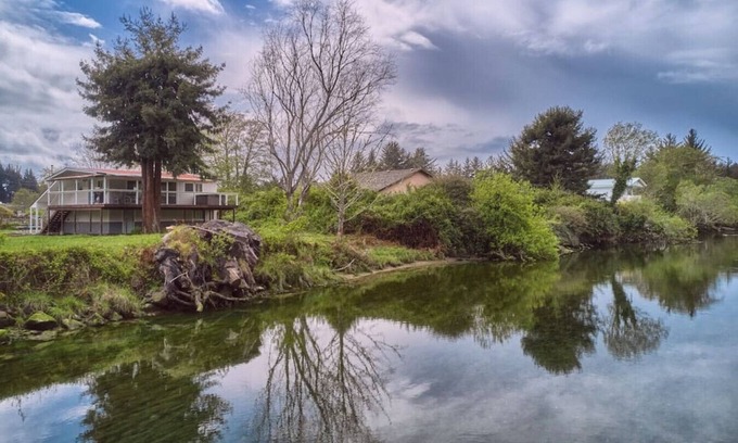 Brookings Cabaña | Riverfront Cottage with Hot Tub 1/4 mi from Beach