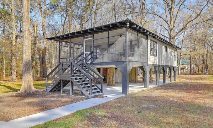 Ruffin Cabina | Riverfront Cottage with 2 docks and firepit located on the Edisto River